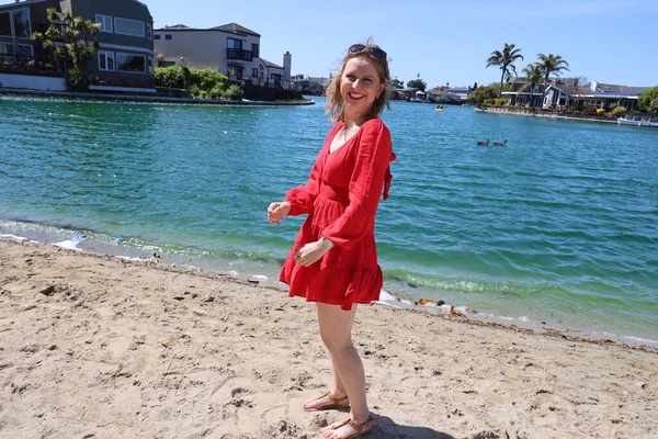 Gölün kenarındaki parkta güzel bir Rus kadının fotoğrafı.