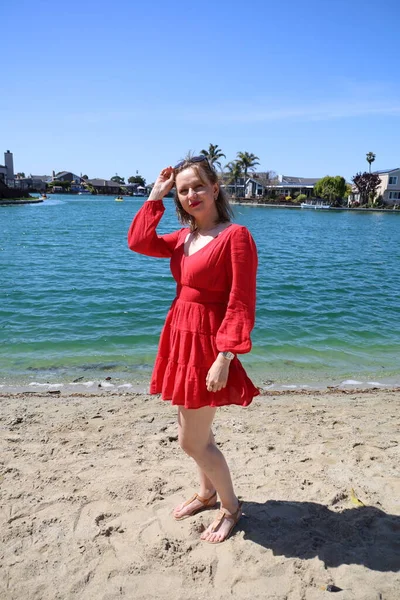 Gölün kenarındaki parkta güzel bir Rus kadının fotoğrafı.