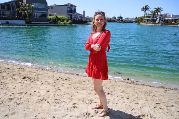 Gölün kenarındaki parkta güzel bir Rus kadının fotoğrafı.