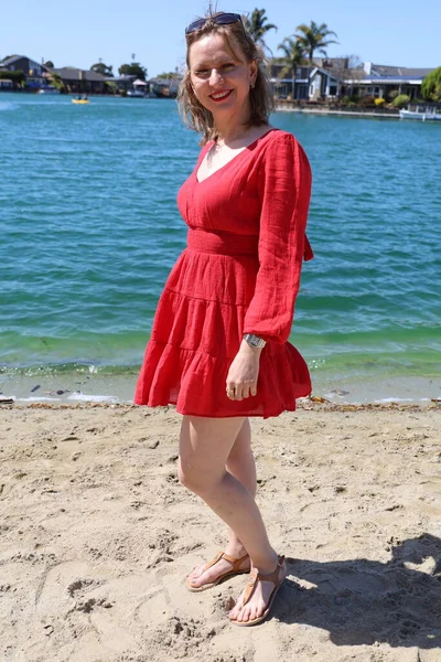 Gölün kenarındaki parkta güzel bir Rus kadının fotoğrafı.