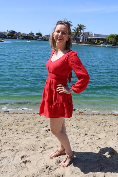 Gölün kenarındaki parkta güzel bir Rus kadının fotoğrafı.