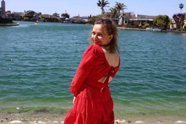 Gölün kenarındaki parkta güzel bir Rus kadının fotoğrafı.