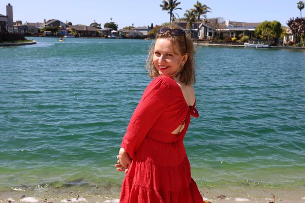 Gölün kenarındaki parkta güzel bir Rus kadının fotoğrafı.