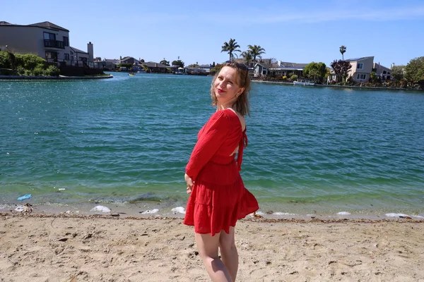 Gölün kenarındaki parkta güzel bir Rus kadının fotoğrafı.