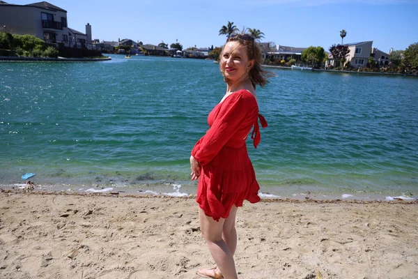 Gölün kenarındaki parkta güzel bir Rus kadının fotoğrafı.