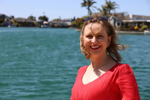 Gölün kenarındaki parkta güzel bir Rus kadının fotoğrafı.