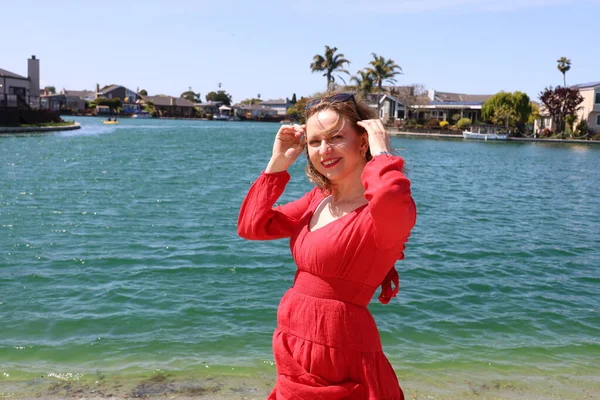 Gölün kenarındaki parkta güzel bir Rus kadının fotoğrafı.