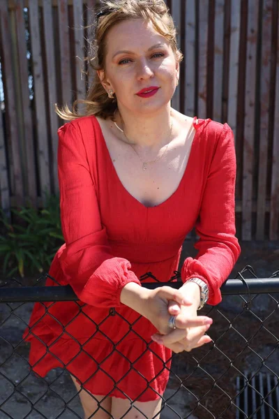 Gölün kenarındaki parkta güzel bir Rus kadının fotoğrafı.