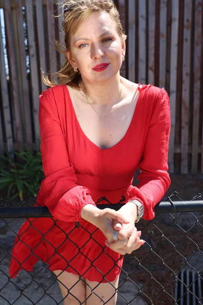 Gölün kenarındaki parkta güzel bir Rus kadının fotoğrafı.