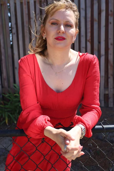 Gölün kenarındaki parkta güzel bir Rus kadının fotoğrafı.