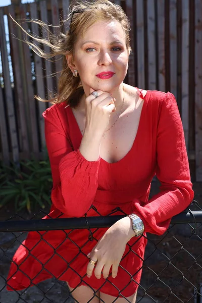 Gölün kenarındaki parkta güzel bir Rus kadının fotoğrafı.