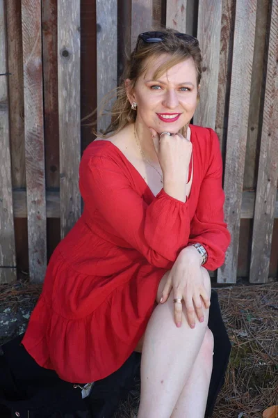 Gölün kenarındaki parkta güzel bir Rus kadının fotoğrafı.