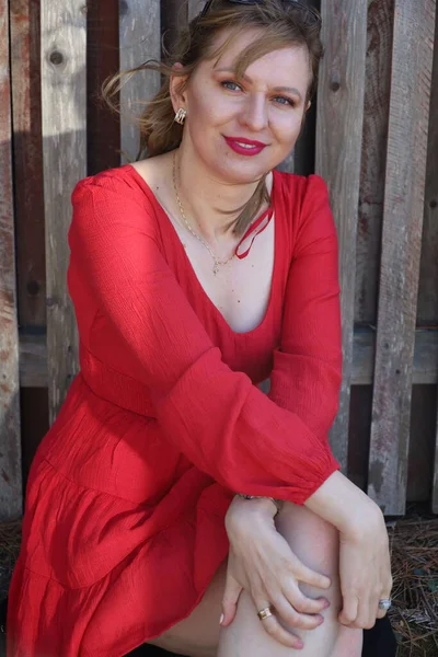 Gölün kenarındaki parkta güzel bir Rus kadının fotoğrafı.