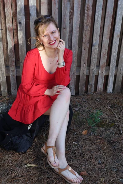 Gölün kenarındaki parkta güzel bir Rus kadının fotoğrafı.