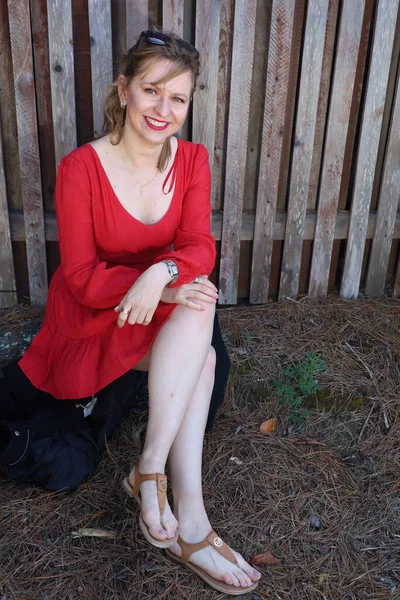 Gölün kenarındaki parkta güzel bir Rus kadının fotoğrafı.