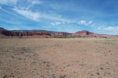 Capitol Feef Ulusal Parkı 'nın dışındaki Torrey Utah' ta çöl manzarası.