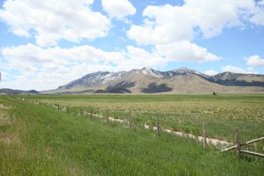 Salt Lake City Utah 'tan 89 numaralı karayolu boyunca doğanın fotoğrafı.