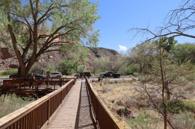 5-12-2022: Torrey Utah: Capitol Resifi Ulusal Parkı Utah 'taki petrogylphs turistleri