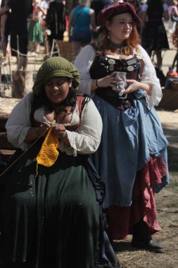 5-10-2014: Hollister, California: Rönesans fuarında Medeival kosutmes giymiş insanlar