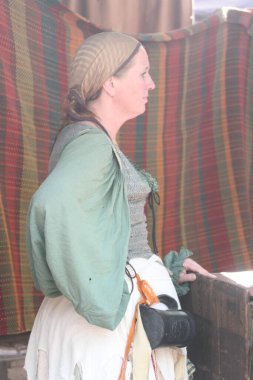 5-10-2014: Hollister, California: Rönesans fuarında Medeival kosutmes giymiş insanlar