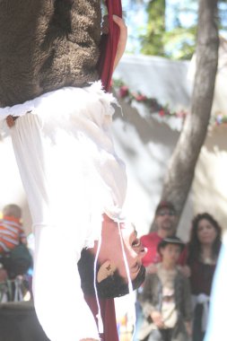 5-10-2014: Hollister, California: Rönesans fuarında Medeival kostümlü akrobat