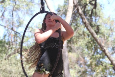 5-10-2014: Hollister, California: Rönesans fuarında Medeival kostümlü akrobat