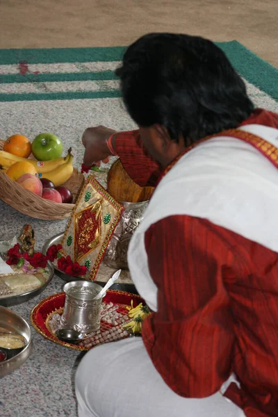 2008 Κλίβελαντ Οχάιο Ιερέας Στην Προσευχή Στο Ναό Hindu Στο — Φωτογραφία Αρχείου