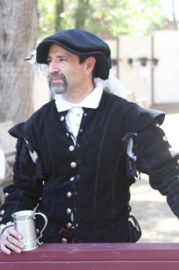 5-10-2014: Hollister, California: Rönesans fuarında Medeival kosutmes giymiş insanlar