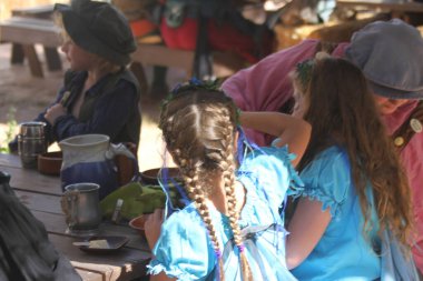 5-10-2014: Hollister, California: Rönesans fuarında Medeival kosutmes giymiş insanlar