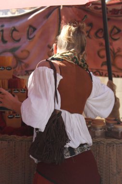 5-10-2014: Hollister, California: Rönesans fuarında Medeival kosutmes giymiş insanlar