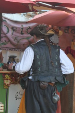 5-10-2014: Hollister, California: Rönesans fuarında Medeival kosutmes giymiş insanlar