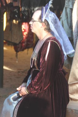 5-10-2014: Hollister, California: Rönesans fuarında Medeival kosutmes giymiş insanlar