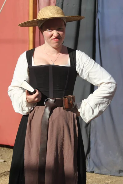 2014 カリフォルニア州ホリスター ルネッサンスのフェアで中世の衣装を着た人々 — ストック写真