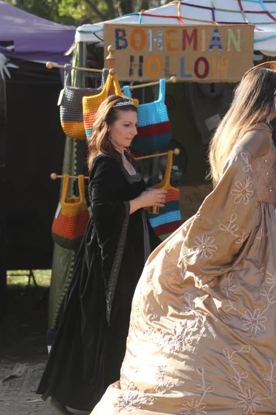 2014年10月5日 加州霍利斯特 人们穿着Medeival Cosutmes Renrenaissance Faire — 图库照片