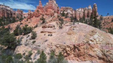 Kanyonların ve Yosun Mağarası Utah 'ın üzerinde uçuyorlar.