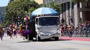 5-1-2022: San Francisco, California: San Francisco Karnavalı. Dansçılar geçidi 