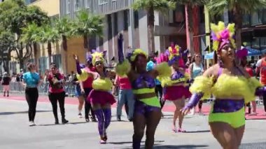 5-1-2022: San Francisco, California: San Francisco Karnavalı. Dansçılar geçidi 