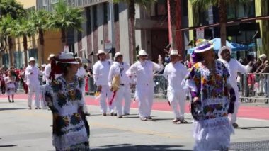 5-1-2022: San Francisco, California: San Francisco Karnavalı. Dansçılar geçidi 