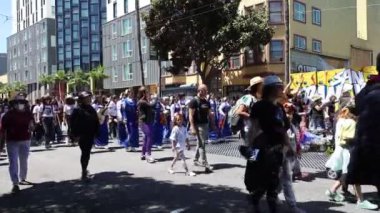 5-1-2022: San Francisco, California: San Francisco Karnavalı. Dansçılar geçidi 
