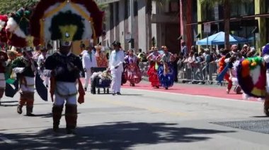 5-1-2022: San Francisco, California: San Francisco Karnavalı. Dansçılar geçidi 