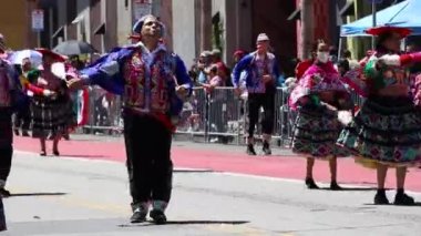 5-1-2022: San Francisco, California: San Francisco Karnavalı. Dansçılar geçidi 