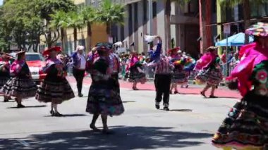 5-1-2022: San Francisco, California: San Francisco Karnavalı. Dansçılar geçidi 
