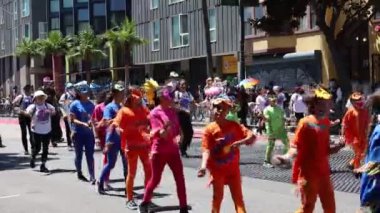 5-1-2022: San Francisco, California: San Francisco Karnavalı. Dansçılar geçidi 