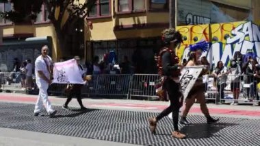 5-1-2022: San Francisco, California: San Francisco Karnavalı. Dansçılar geçidi 