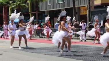 5-1-2022: San Francisco, California: San Francisco Karnavalı. Dansçılar geçidi 
