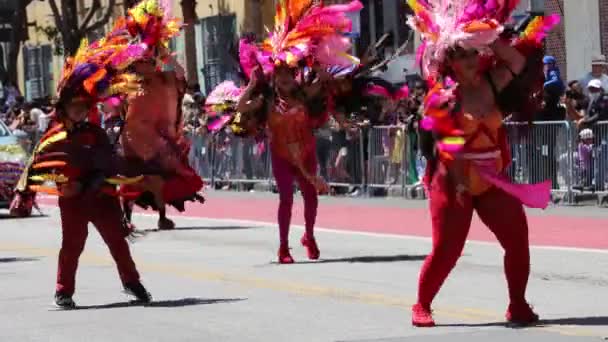 202022 San Francisco Californië San Francisco Carnaval Parade Van Dansers — Stockvideo