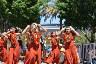 7-16-2022: San Francisco, California: Bastille Günü kutlamalarında Tahiti 'li sanatçılar