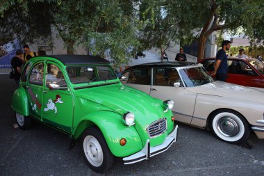 7-16-2022: San Francisco, California: Bastille Günü kutlamalarında Citroe araba ve bisiklet gösterisi