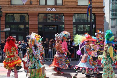 6-10-2022: San Francisco, California: San Francisco Onur Yürüyüşü sanatçıları