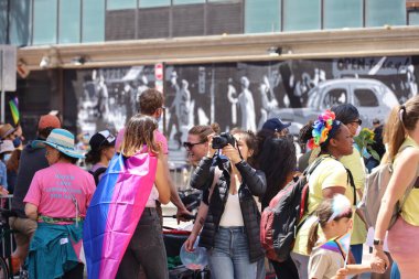 6-10-2022: San Francisco, California: San Francisco Onur Yürüyüşü sanatçıları